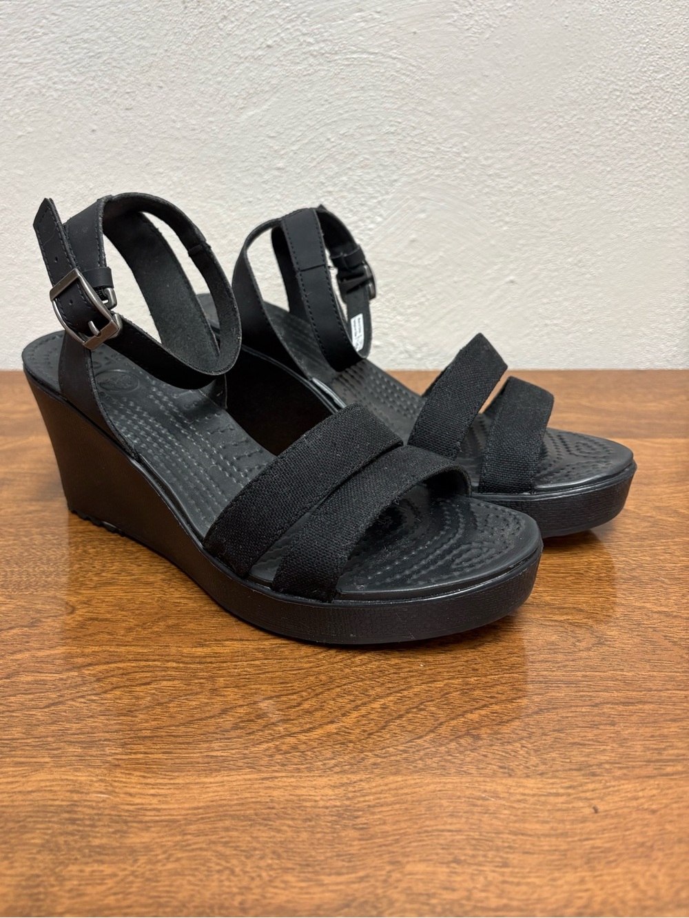 Like New Crocs Leigh 7 Platform Wedge Sandals Black
